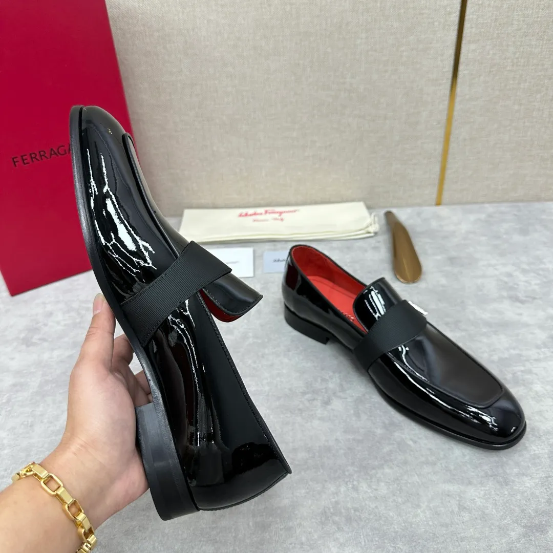 [Ferragamo] Top P: 960💰 Number of yards: 39~44 (38.45.46. Custom-made, non-refundable) Ferragamo** counters synchronize new models of men's loafers that can be worn casually or formally. The classic shape embodies the fashionable charm of formal wear, and the newly designed proportions are more modern. These loafers are made of imported open-edge beaded cowhide/fine calfskin/cow suede material. The upper is decorated with webbing, and the side is privately molded with silver Gancini buckles. The double stitching details add to the fashionable charm. Adopting a special "Original" structure and going through multiple processes, the soles are almost entirely handmade. Unique processing technology demonstrates exquisite craftsmanship. The original privately modeled genuine leather outsole is paired with a personalized rubber backing. It is comfortable, non-slip and wear-resistant. It can be worn as a slip-on. Exquisite hand-stitching. The workmanship is as fine as that of a store. The original color calfskin lining is sweat-absorbent, anti-odor, comfortable and breathable. The heel is also decorated with a rubber patch to perfectly improve the grip performance.